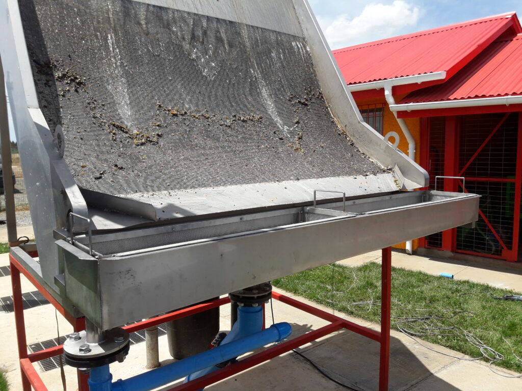 Filtro parabólico fabricado en acero inoxidable AISI 304 para tratamiento de aguas residuales.