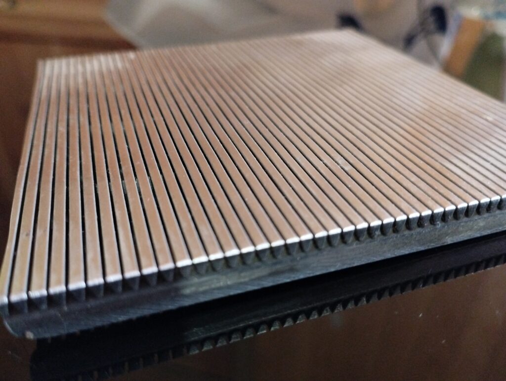 Detalle del tamiz de perfiles trapezoidales utilizado en un filtro parabólico para la separación de sólidos.